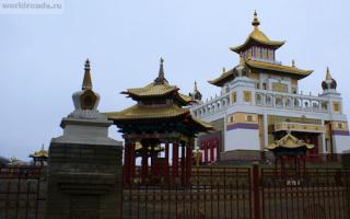 Буддийский храм (Элиста), центральный хурул «Золотая обитель Будды Шакьямуни